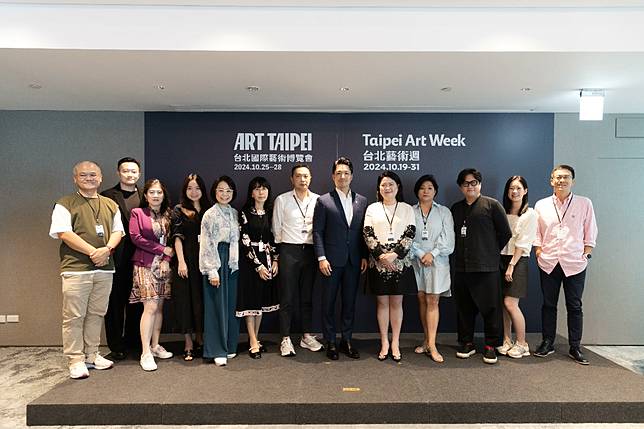 ART TAIPEI 2024 + Taipei Art Week 展前記者會 - 主辦單位社團法人中華民國畫廊協會理監事合影 (中華民國畫廊協會提供)