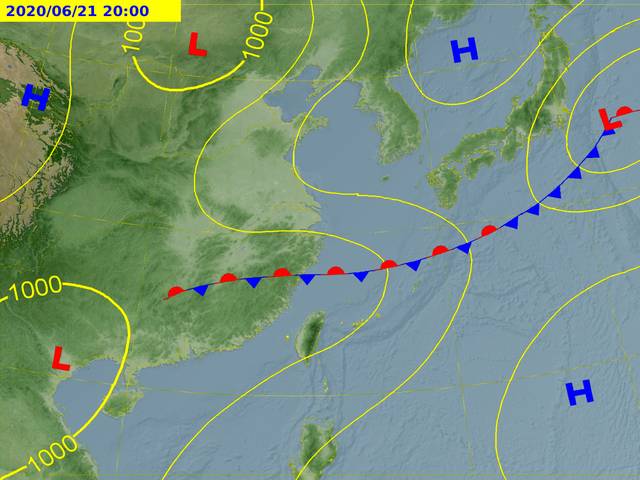 根據氣象局預報顯示，21日晚間起有滯留鋒面逐漸接近台灣北部的趨勢，天氣轉趨不穩定。(圖擷自中央氣象局)