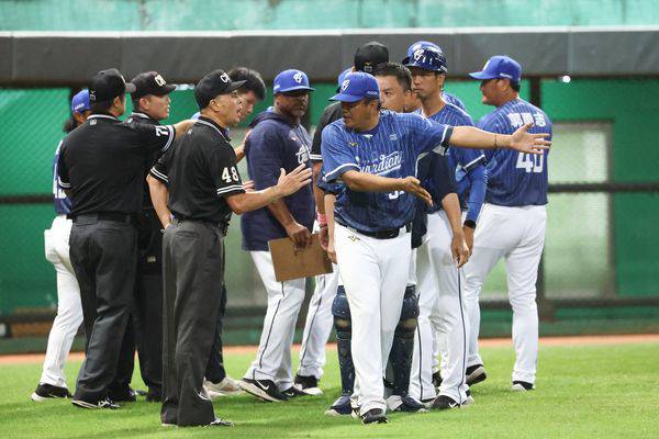 陳金鋒在花蓮比賽抗議判決。（圖：富邦悍將提供）
