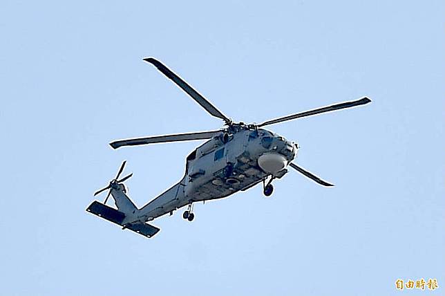 海軍反潛航空大隊今天下午在左營基地進行訓練，其中1架海軍S-70C(M)反潛直升機在降落時發生重落地意外，機上4人受傷送醫。(資料照)