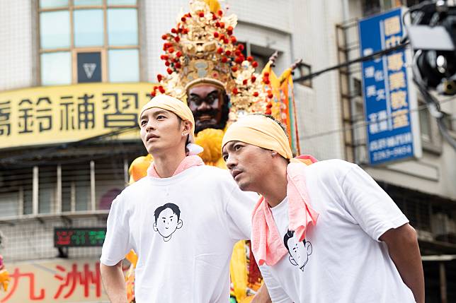 曹佑寧（左）、范逸臣（右）在節目《鬥陣大廟埕》體驗藝陣文化。（圖／民視提供）