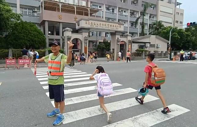 台東縣政府宣布4日下午停班停課，有家長抱怨雖早 上無風無雨，但擔心中午開始刮風下雨，接送小孩不 方便。 中央社記者盧太城台東攝 112年10月4日