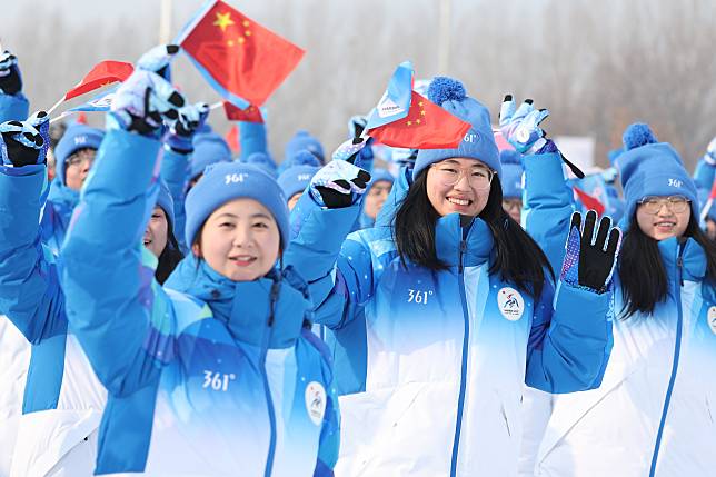 Spectators react during the flame lighting ceremony for the Harbin 2025 Asian Winter Games at the Sun Island Scenic Area in Harbin, northeast China's Heilongjiang Province, Jan. 20, 2025. (Xinhua/Zhang Tao)