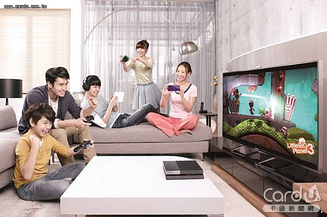 透過電視盒、Chromecast或手機投射，全家人就能在電視上觀賞各大影音串流平台(圖/Sony　提供)