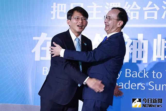 ▲民眾黨主席黃國昌被國民黨主席朱立倫抱抱，笑容略顯靦腆尷尬。（圖／記者吳翊緁攝，2025.04.22）