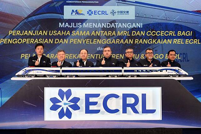 Malaysian Transport Minister Anthony Loke Siew Fook &copy; and Chinese Ambassador to Malaysia Ouyang Yujing (3rd L) attend the signing ceremony of a joint venture agreement between China Communications Construction Company (CCCC) and Malaysia Rail Link (MRL) in Putrajaya, Malaysia, Dec. 18, 2024. (Photo by Chong Voon Chung/Xinhua)