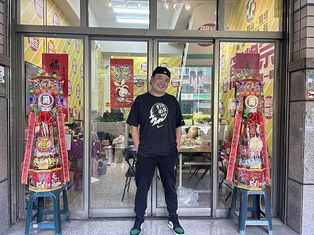 高市議員簡煥宗po出自己與服務處門前的特製壽塔照，表示對壽塔超級喜歡。(記者王榮祥翻攝)