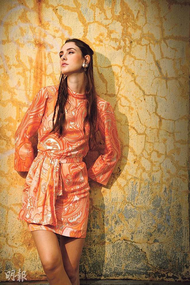 橙色圖案連身裙 $14,900、圖案腰帶 $5,300、貝殼耳環 未定價（黃志東攝）