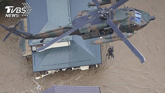 哈吉貝颱風侵襲日本造成慘重災情，進行吊掛救援行動。(圖／達志影像美聯社)