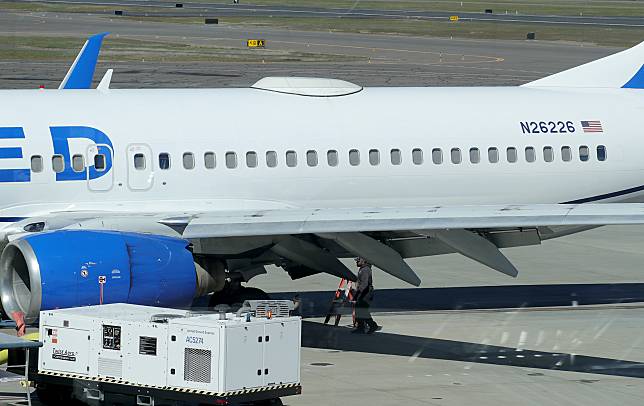 美國聯合航空的波音飛機在降落後發現外部面板缺失一塊。（圖／美聯社）