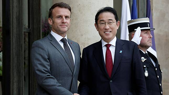 法國總統馬克宏（左）於法國巴黎愛麗舍宮，迎接日本首相岸田文雄（右）。