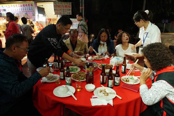  烏來馬告宴席開50桌，現場500位民眾齊聚大啖馬告美食。   圖：經濟發展局 /提供 