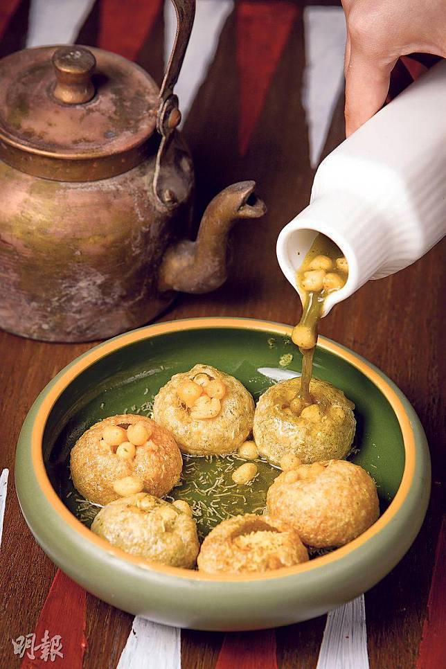 Pani Puri with Jal-Jeera，$90——一口大小的Pani Puri是北印度的人氣小食，內含餡料，食用前記得倒入清涼醬汁，味道更清新。（黃志東攝）