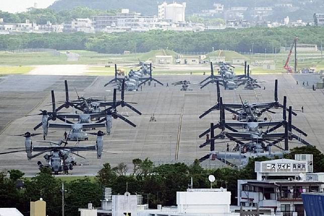 美軍直升機「魚鷹」停泊在日本沖繩普天間飛行場的。（美聯社）