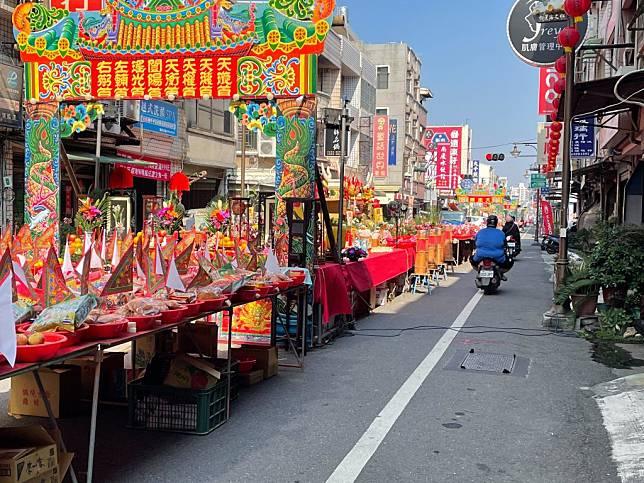 新市區永安宮封街大普度，場面盛大。（記者張淑娟攝）