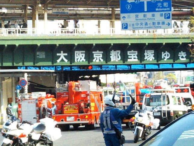 日本神戶市中央區JR三宮站前驚傳公車衝撞斑馬線上的行人，造成1死2命危另有多人受傷，現已啟動大量傷患檢傷機制。(圖擷自@gamefair123推特)