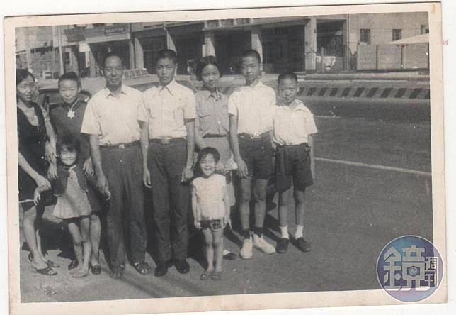 吳東麗（後排右三）是家中唯一的女兒，從小就幫忙家裡做生意。