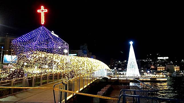基隆海洋廣場也搭起了聖誕燈飾，LED樹木跟光海隧道點亮海港。    圖：基隆市政府／提供