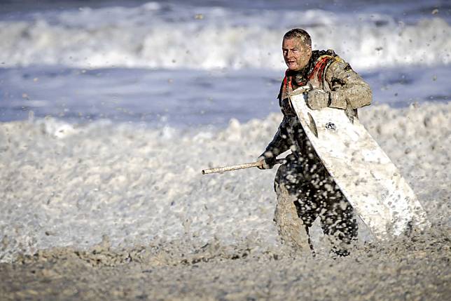 圖為在和泡沫大浪搏鬥的荷蘭海岸警衛隊搜救隊員，這樣的泡沫大浪無疑增加了搜救的難度。 歐新社/達志影像
