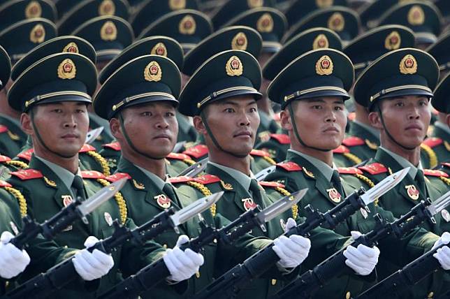 ▲英國媒體稱中國對士兵進行基因改造。（圖／翻攝自《太陽報》／新華社）