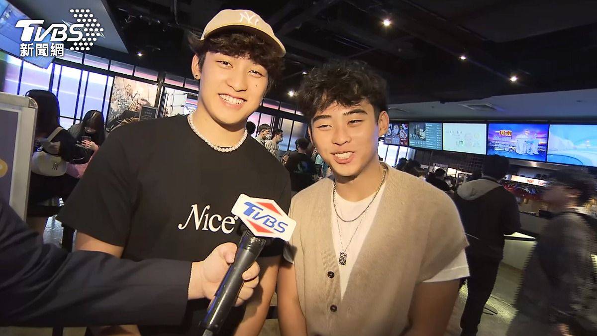 [情報] 《死侍與金鋼狼》勇破2400萬全台票房冠軍