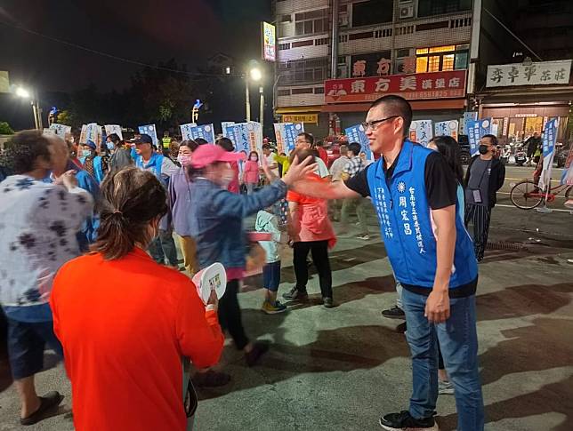 周宏昌(右）勤跑基層了解民意需求。（周宏昌服務處提供）