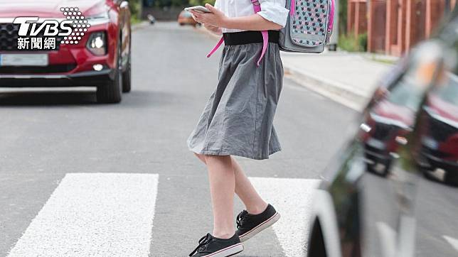 小四女童過馬路違規遭警方開單。（示意圖，非當事人／shutterstock達志影像）