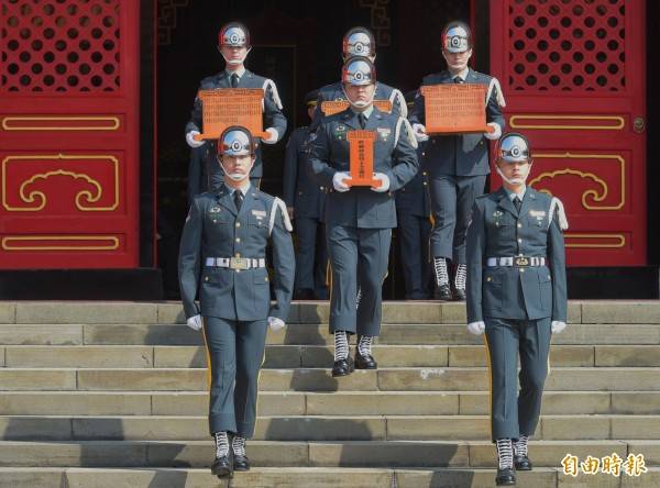 國防部27日舉行「故陸軍烈士趙仲容少將等5員入住國民革命忠烈祠」典禮，烈士遺族代表跟隨移靈至武烈士祠。(記者張嘉明攝)