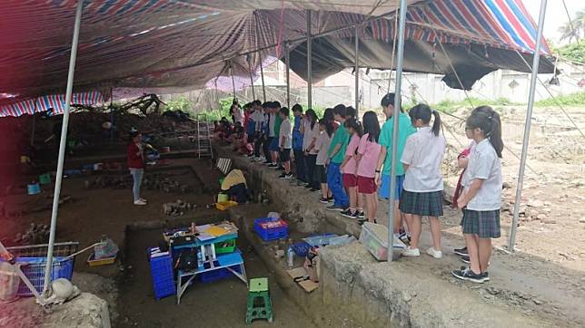 清水國中學生參訪搶救挖掘遺址。(記者張軒哲翻攝)