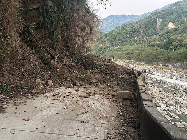 大埔強震，造成嘉義山區多條道路因落石受阻，交通中斷，目前正全力搶修中。（圖：嘉義縣政府提供）