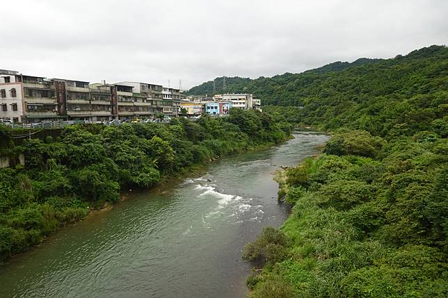 基隆河八堵取水口供應基隆與汐止地區50萬人的每日用水，但上游有許多合法及非法排放汙染的工廠、住宅。（攝影／孫文臨）