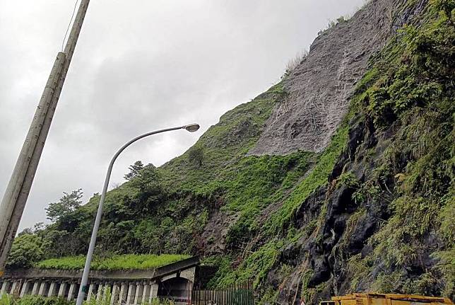 公路總局第五區養護工程處阿里山工務段長蔡衛勇16日表示，嘉義林管處大埔事業區林班3月中旬發生森林火災延燒，造成阿里山公路69公里處上邊坡裸露，目前已先完成邊坡刷坡及掛網作業，後續將辦理坡面噴凝土及型框植生護坡等作業。（阿里山工務段提供）中央社記者黃國芳傳真 110年9月16日  
