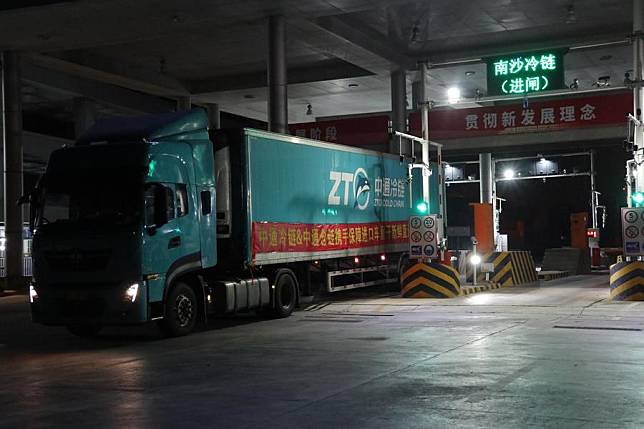 A truck loaded with packaged Chilean cherries leaves the customs of the Guangzhou Port in Guangzhou, south China's Guangdong Province, Dec. 20, 2023. (Xinhua/Hong Zehua)