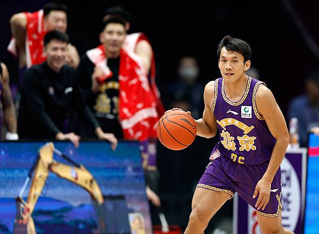 Yi Jinhong of Beijing Royal Fighters dribbles the ball during the 51st round match against Jilin Northeast Tigers at the 2023-2024 Chinese Basketball Association (CBA) league in Beijing, China, April 2, 2024. (Xinhua/Wang Lili)