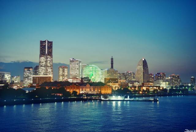 
<p><b>橫濱港未來21</b></p><p>
</p><p>
橫濱最美的夜景就在這裡了！</p><p>
</p><p>
林立的高樓與夢幻的摩天輪，再加上港邊，這裡是不少日劇的取景地，前面提到的紅磚倉庫也在附近，從傍晚沿路散步從夕陽看到夜景，非常推薦！</p><p>
</p><p>
</p><p>
<a href=