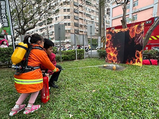 桃園市政府消防局第二大隊華勛分隊於華勛分隊對面黎明公園辦理本年度一氧化碳預防季宣導活動。圖：讀者提供