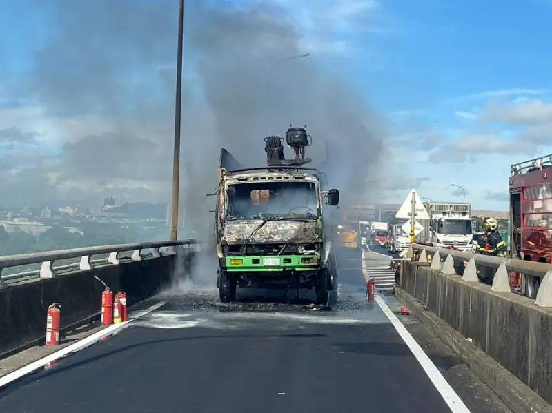 66快速道路中豐路匝道火燒車車流回堵3公里 | NOWNEWS今日新聞 | LINE TODAY