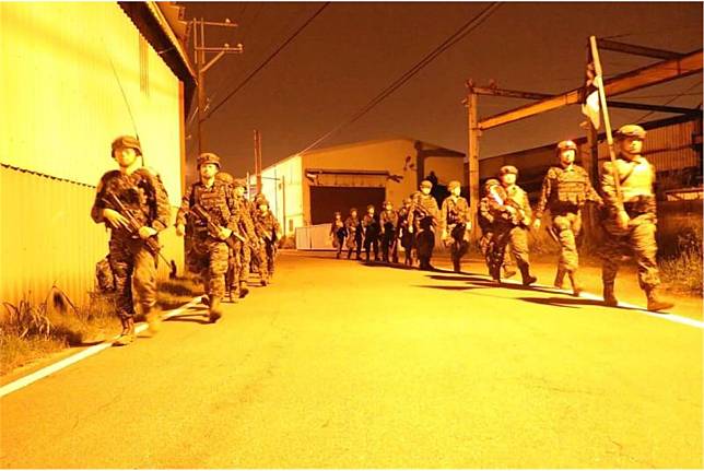 陸戰66旅通資連今日晚間結合戰備訓練週，實施夜間行軍訓練，藉此強化官兵戰術素養、。（單位提供）