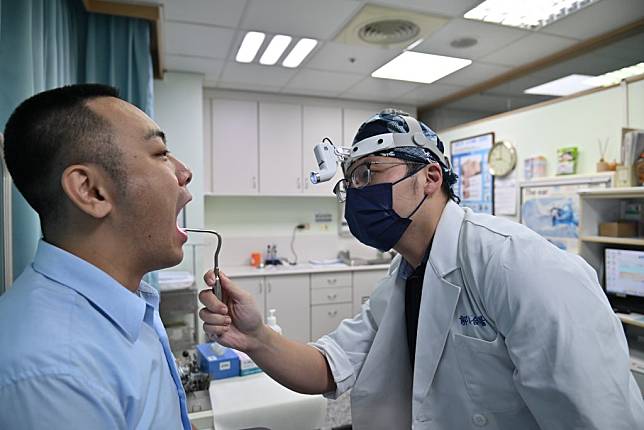 郭綜合醫院耳鼻喉科醫師蔡建昇表示，落實拒絕菸檳、定期檢查、及早就醫3步驟，即能有效遠離口腔癌風險。 （郭綜合醫院提供）