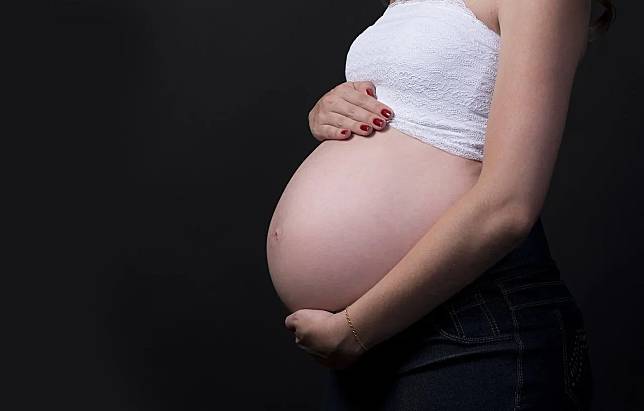 人妻懷胎8月，卻遭丈夫以鐮刀強行剖腹確認性別。（示意圖／pixabay）