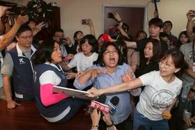 2024年7月8日，藍綠立委在內政委員會簽到處口角推擠。廖瑞祥攝