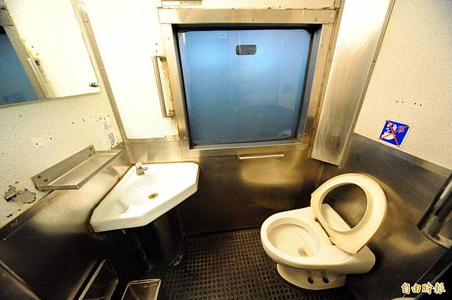 台鐵柴油車頭與復興號的區間車廁所；示意圖，與新聞事件無關。(資料照)