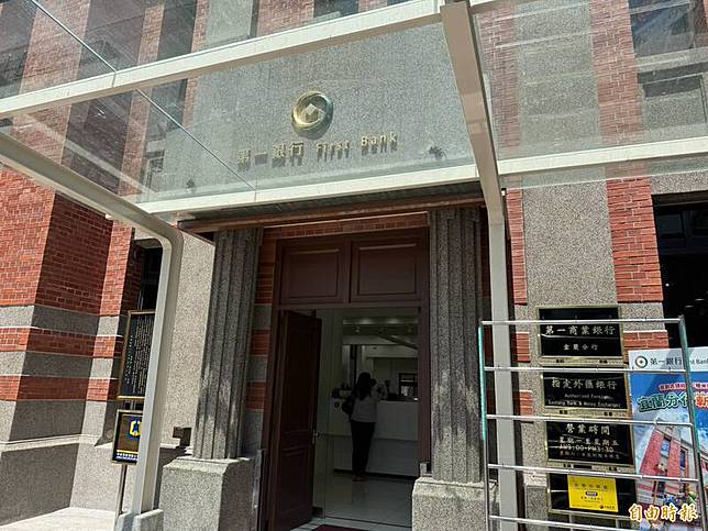 記者今天上午實際前往宜蘭分行，分行業務運作順利，但行員格外低調，不願對外發言，保全也將記者拒於門外。(記者王峻祺攝)