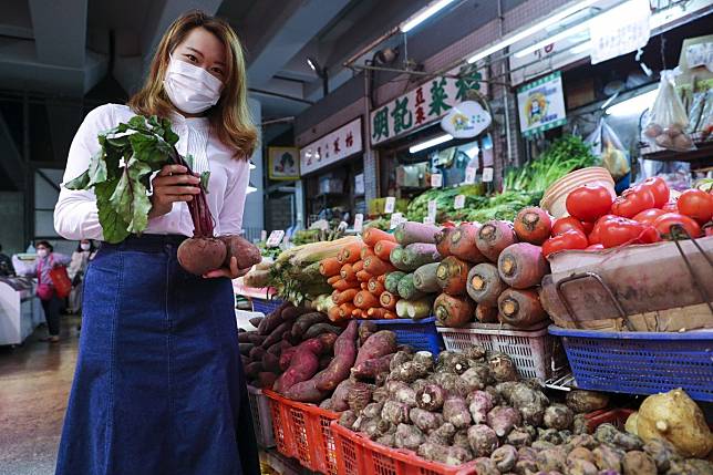 Registered dietitian Joyce Chan at Lai Wan market in Mei Foo, Hong Kong. She shares her tips on what we should be putting in our shopping trolleys to stay healthy. Photo: Edmond So