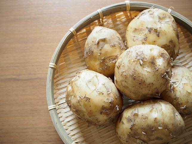 進口馬鈴薯政策掀爭議，專家提醒民眾從外觀辨識風險，發芽或變綠應避免食用。（圖片來源／photoAC）