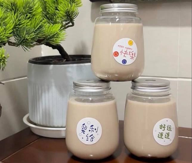 This photo taken on Aug. 28, 2024 shows milk tea infused with traditional Chinese medicine ingredients in southwest China's Chongqing Municipality. (Xinhua/Gu Xun)