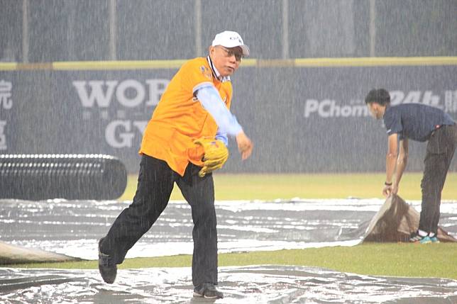 台北市長柯文哲在雨中開球。記者吳敏欣／攝影
