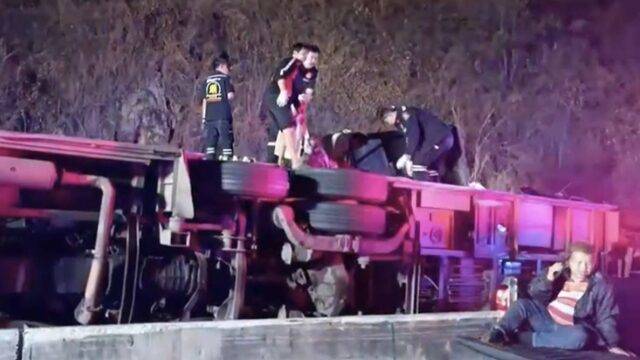 ด่วน รถทัวร์ทัศนศึกษาดูงาน พลิกคว่ำทางลงเขาศาลปู่โทน เสียชีวิต 17 ราย บาดเจ็บกว่า 40 ราย เจ้าหน้าที่เร่งให้การช่วยเหลือ เผย เดินทางมาจาก จ.บึงกาฬ