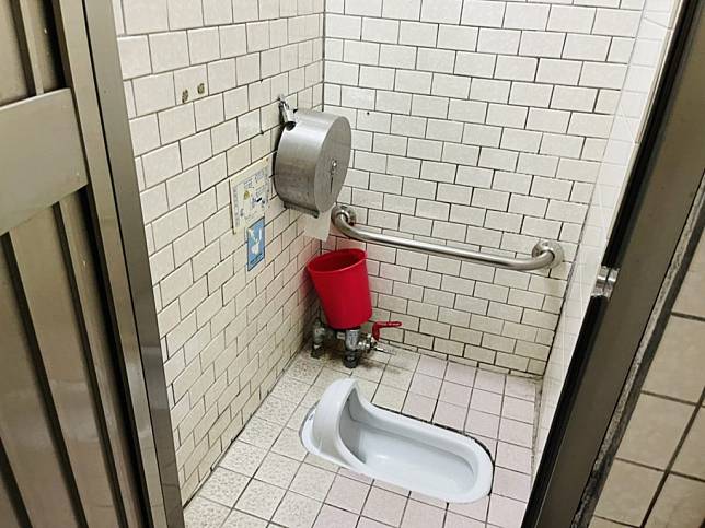 基隆市公廁還是以蹲式馬桶為最多，應增加坐式馬桶，並以整潔明亮為優先要做的事。（記者張上耕攝）