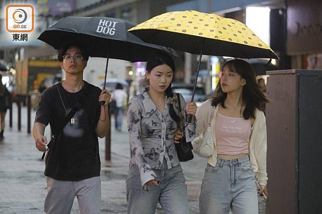 周末期間驟雨持續。